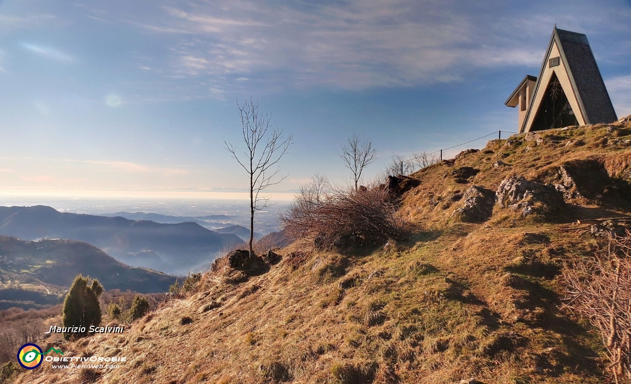 15 Pizzo Cerro, la sua Cappelletta di vetta....JPG